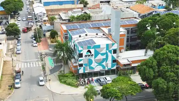Foto aérea do prédio da Arena Educação