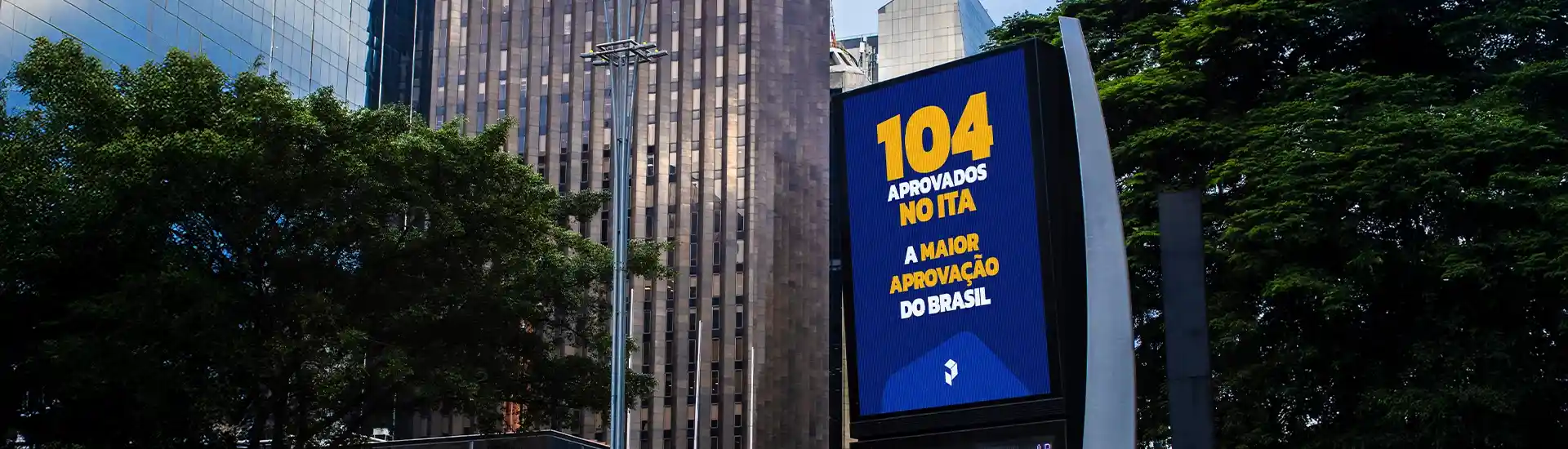 Outdoor digital exibindo anúncio com o texto "104 aprovados no ITA. A maior aprovação do Brasil"